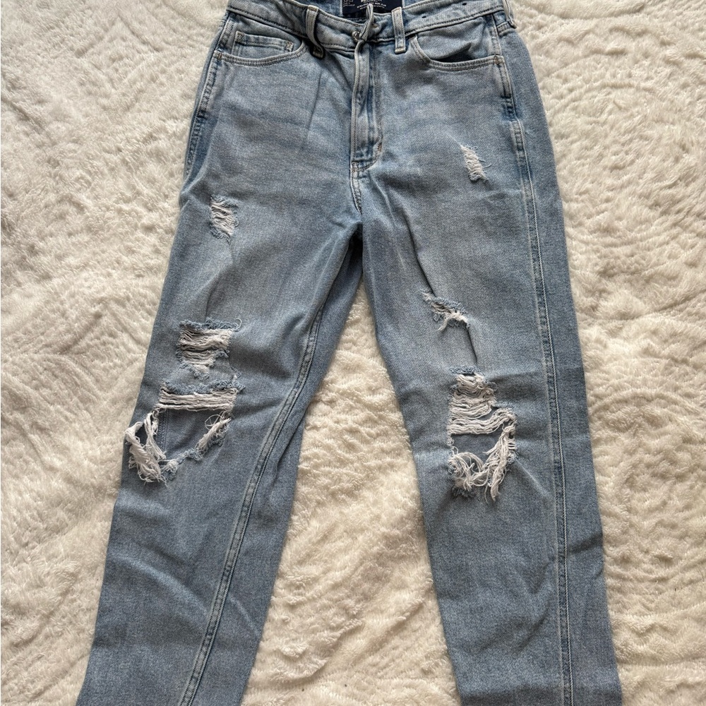 Hollister Ultra High-Rise Mom Jeans